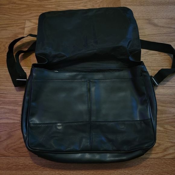 Pelle Studio Wilsons Leather Messenger Laptop Travel Bag - Picture 3 of 10